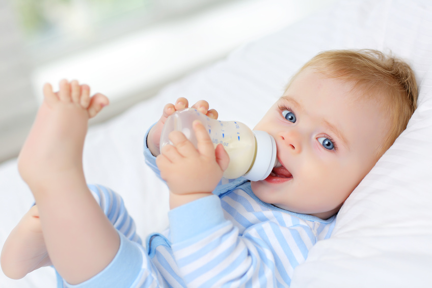 bébé qui boit son biberon