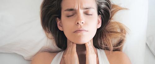 maux de gorge : Qu'est-ce qu'un mal de gorge ? causes, symptômes