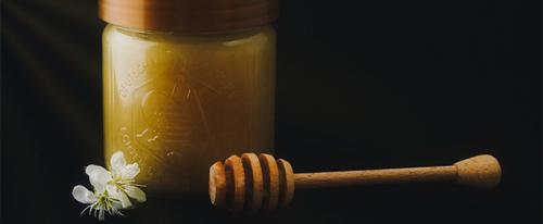 Miel cru : utilisation, bienfaits et effets secondaires
